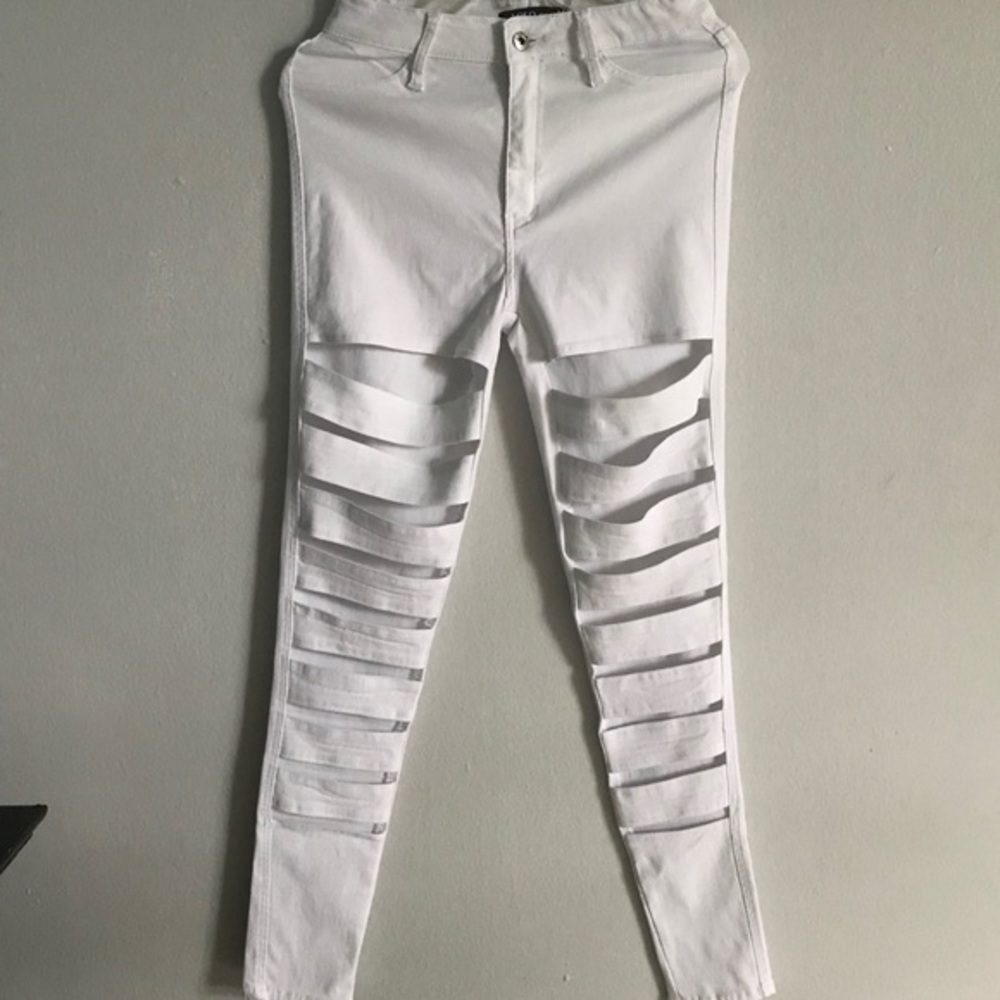 ♥️HOST♥️POSH♥️PICK White stretchy ripped jeans 👖